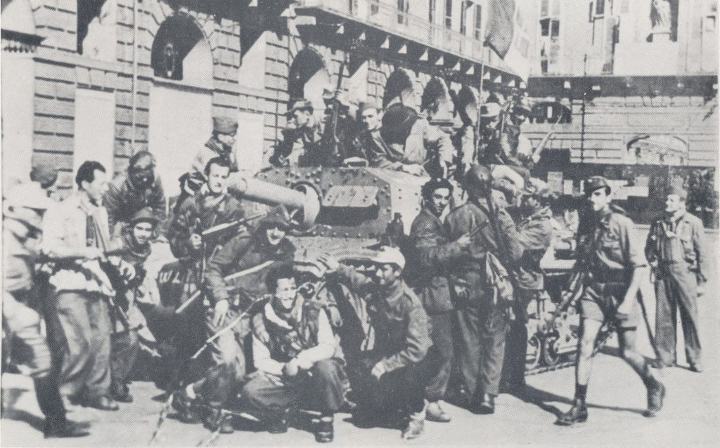 Carro della Monferrato davanti alla Prefettura il 27 di aprile 1945